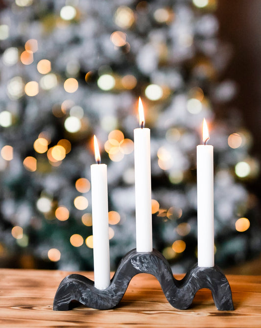 Svečturis tavam Ziemassvētku galda dekors. svecēm